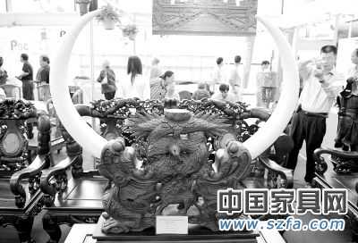 　　曾經(jīng)高達(dá)8000萬元一套的紅木家具如今不到60萬元。“不僅原料價(jià)格超跌，家具市場(chǎng)也有價(jià)無市”，業(yè)內(nèi)稱“令人心痛”記者周華攝