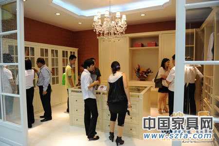 家具進(jìn)口與國產(chǎn)博弈 警惕定制家具市場“潛伏”問題 家具進(jìn)口與國產(chǎn)博弈 警惕定制家具市場“潛伏”問題