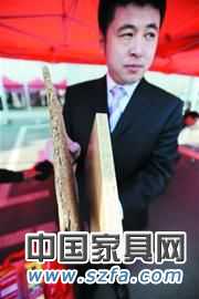 工商質(zhì)檢揭露家具黑幕 鋸末摻花生皮號稱實木(圖)