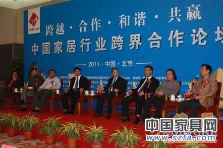 “中國家居行業(yè)跨界合作論壇”：資深房地產(chǎn)專家張有卓；中國建筑裝飾集團設(shè)計研究院總設(shè)計師張靜；清尚博尼工程設(shè)計（北京）有限公司總經(jīng)理陳現(xiàn)培；北京何鎮(zhèn)強裝飾有限公司設(shè)計總監(jiān)何山；廣東鷹牌陶瓷集團公司總裁林偉；廣東金意陶陶瓷有限公司董事長何乾；唐山惠達(dá)陶瓷集團總裁助理藺志杰；北京集美家居建材有限公司總裁趙建國。