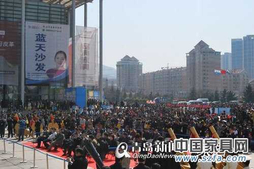 青島家具展開幕式現(xiàn)場(chǎng)人群 青島家具展開幕式現(xiàn)場(chǎng)人群