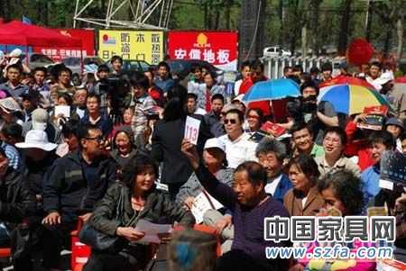 業(yè)主舉牌進(jìn)行搶拍
點(diǎn)擊圖片查看下一頁(yè) 業(yè)主舉牌進(jìn)行搶拍