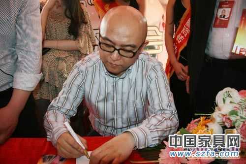 非誠(chéng)勿擾》的主持人孟非到東鵬陶瓷閩龍的旗艦店來(lái)簽售
點(diǎn)擊圖片查看下一頁(yè) 非誠(chéng)勿擾》的主持人孟非到東鵬陶瓷閩龍的旗艦店來(lái)簽售