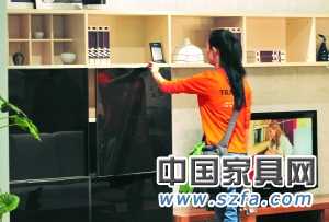 板材和其他材料的結(jié)合，成為板式家具設(shè)計的一個方向。