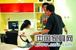 盡管目前板式家具的利潤變薄，但依然是市場的消費主流。本報記者 李飛 攝