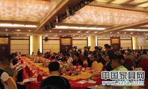 家居、建材行業(yè)的500余位廠家、經(jīng)銷商代表現(xiàn)場參加招商推介會