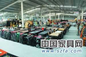 目前的二手家具市場內(nèi)仍以板式家具交易為主，幾乎看不見紅木家具的影子。