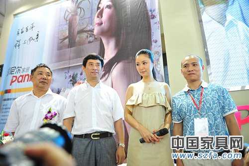 派尼爾家居代言人林心如與中國家協(xié)理事長朱長嶺、派尼爾家居總經(jīng)理鄧啟平合影