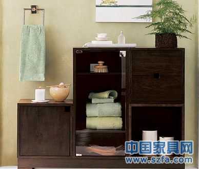 安裝浴室柜時經常需要在箱體板上開鑿打孔，多功能封邊膠條能夠緊裹板材切割邊緣，起到較好的防水防潮作用