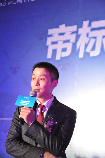 鄭紅鑫手拿搜狐狐貍公仔 鄭紅鑫