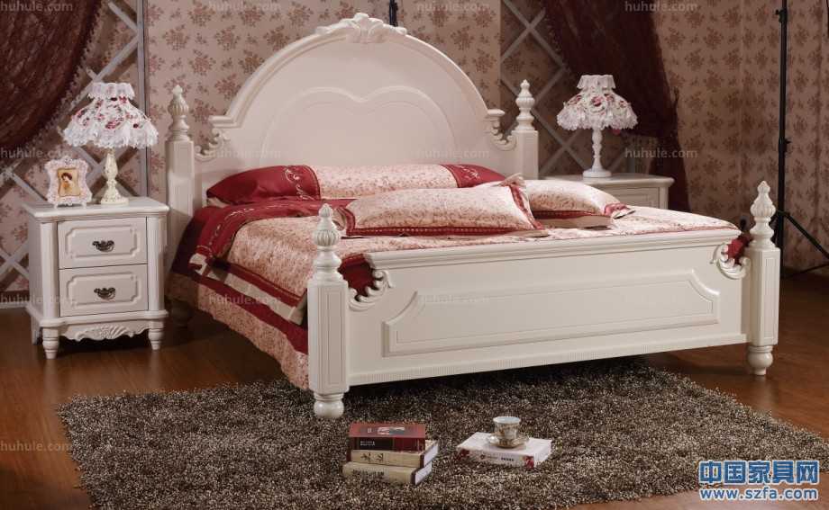 美式田園風(fēng)格1.8米床，床柱為橡木；四個(gè)床柱、床頭頂冠等細(xì)節(jié)部位均為實(shí)木經(jīng)過(guò)手工精細(xì)雕刻。用料足實(shí)，手感光滑圓潤(rùn)。顏色為柔和的亞光象牙白，燈光之下，倍感溫馨浪漫。使用環(huán)保油漆加入防黃變因子，經(jīng)久保持原色。