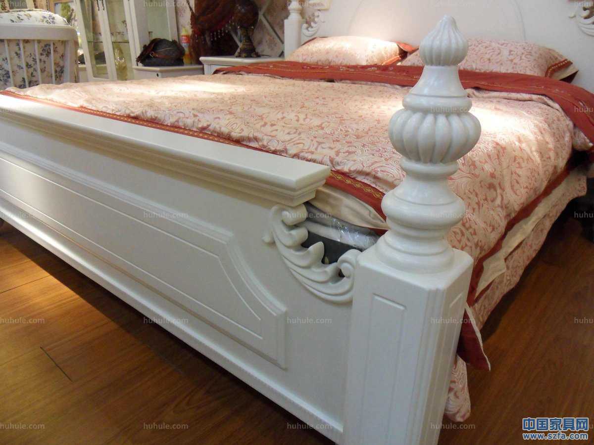 美式田園風(fēng)格1.8米床，床柱為橡木；四個(gè)床柱、床頭頂冠等細(xì)節(jié)部位均為實(shí)木經(jīng)過(guò)手工精細(xì)雕刻。用料足實(shí)，手感光滑圓潤(rùn)。顏色為柔和的亞光象牙白，燈光之下，倍感溫馨浪漫。使用環(huán)保油漆加入防黃變因子，經(jīng)久保持原色。