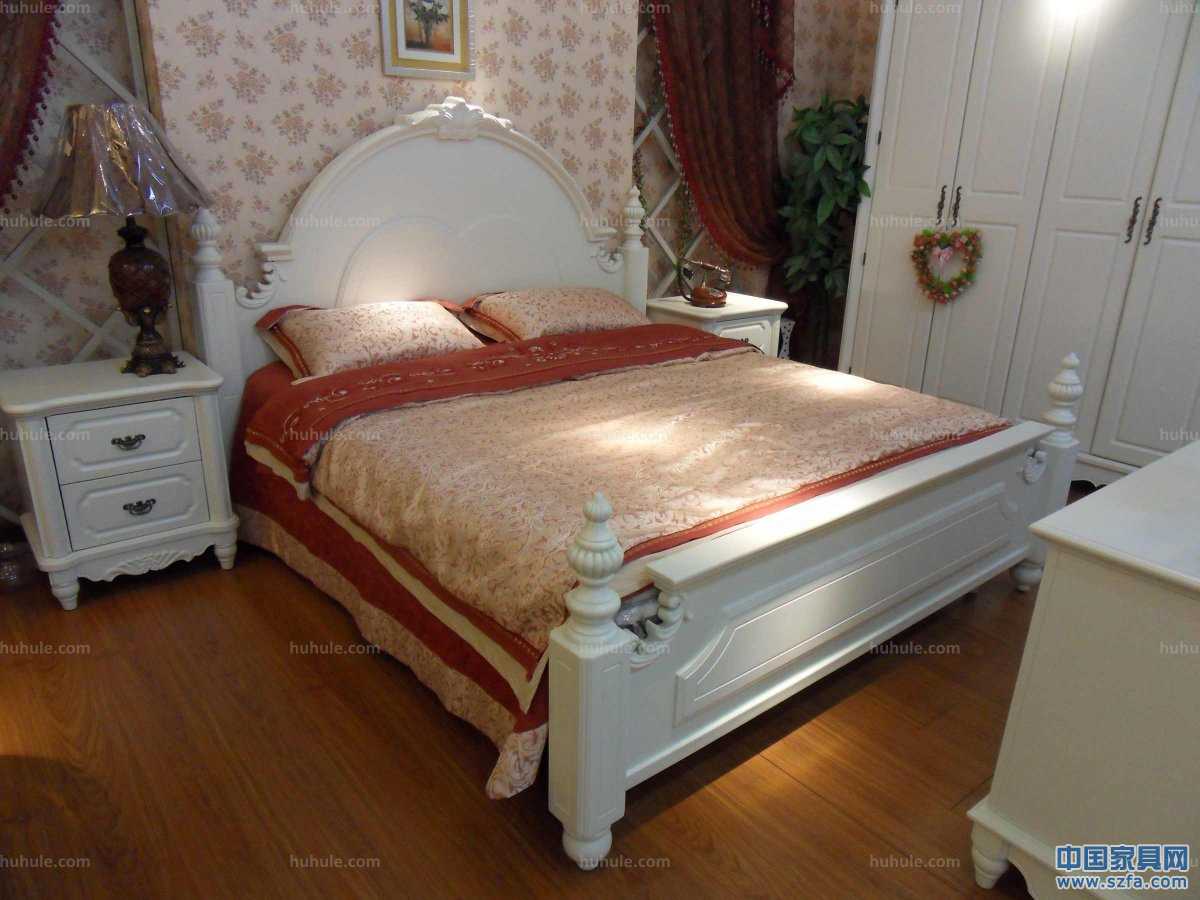 美式田園風(fēng)格1.8米床，床柱為橡木；四個(gè)床柱、床頭頂冠等細(xì)節(jié)部位均為實(shí)木經(jīng)過(guò)手工精細(xì)雕刻。用料足實(shí)，手感光滑圓潤(rùn)。顏色為柔和的亞光象牙白，燈光之下，倍感溫馨浪漫。使用環(huán)保油漆加入防黃變因子，經(jīng)久保持原色。