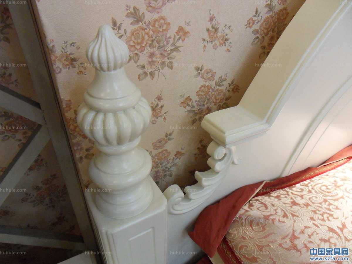 美式田園風(fēng)格1.8米床，床柱為橡木；四個(gè)床柱、床頭頂冠等細(xì)節(jié)部位均為實(shí)木經(jīng)過(guò)手工精細(xì)雕刻。用料足實(shí)，手感光滑圓潤(rùn)。顏色為柔和的亞光象牙白，燈光之下，倍感溫馨浪漫。使用環(huán)保油漆加入防黃變因子，經(jīng)久保持原色。