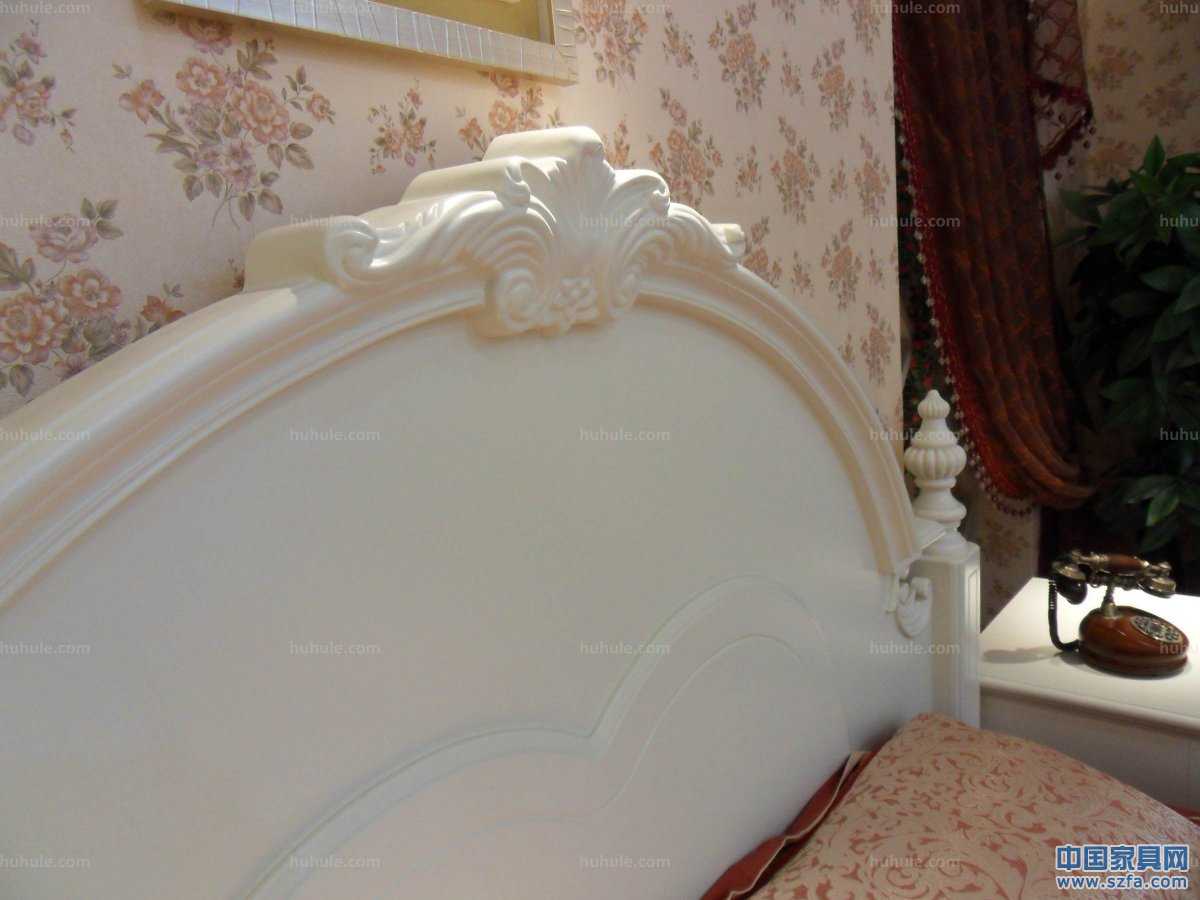 美式田園風(fēng)格1.8米床，床柱為橡木；四個(gè)床柱、床頭頂冠等細(xì)節(jié)部位均為實(shí)木經(jīng)過(guò)手工精細(xì)雕刻。用料足實(shí)，手感光滑圓潤(rùn)。顏色為柔和的亞光象牙白，燈光之下，倍感溫馨浪漫。使用環(huán)保油漆加入防黃變因子，經(jīng)久保持原色。