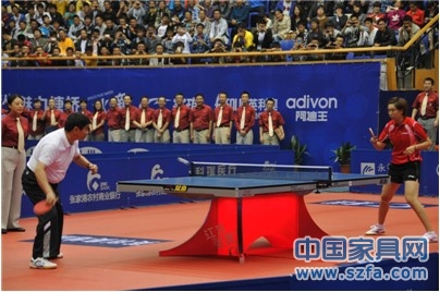 開幕式上友誼賽:張家港市副市長與李曉霞對陣 開幕式上友誼賽:張家港市副市長與李曉霞對陣