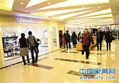 從各大家居賣場的人流就可看出，目前家居市場呈現(xiàn)回暖態(tài)勢。 新京報記者 王遠征 攝