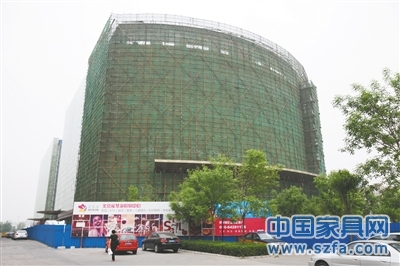 正在建設中的愛琴海購物中心，位于朝陽區(qū)七圣中街12號，太陽宮百盛購物中心旁。實習生 翟超