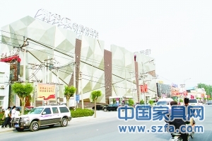 飾界風(fēng)以專業(yè)飾品賣場的形象獨(dú)立于十里河?xùn)|段，銀灰色的裝修讓其很不醒目，位置欠佳、定位失策是其敗北的重要因素。