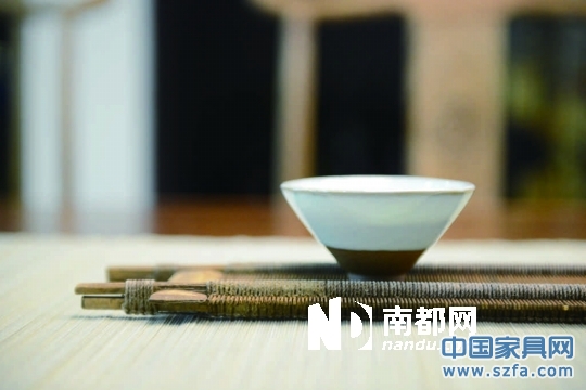 茶桌上的紋路就來自古木本身。