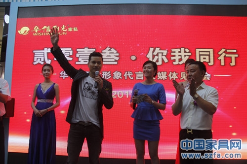 華信陽光董事長(zhǎng)廖永福與代言人呂良偉與經(jīng)銷商、媒體見面