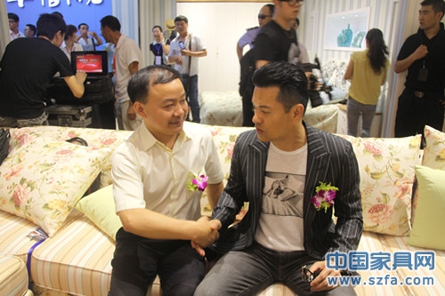 華信陽光董事長(zhǎng)廖永福與代言人呂良偉握手合影