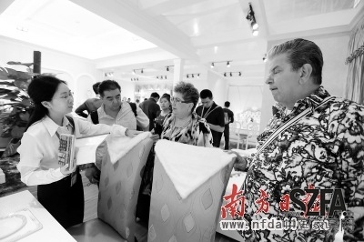 這些年，家具企業(yè)的日子越來越不好過了，很多企業(yè)清醒地意識到：不轉(zhuǎn)型必然是等死。 資料圖片