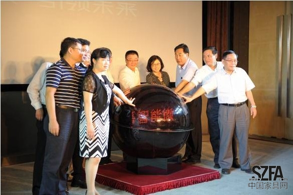 圖:各界領(lǐng)導(dǎo)開(kāi)啟“智能微波降甲醛設(shè)備”啟動(dòng)儀式