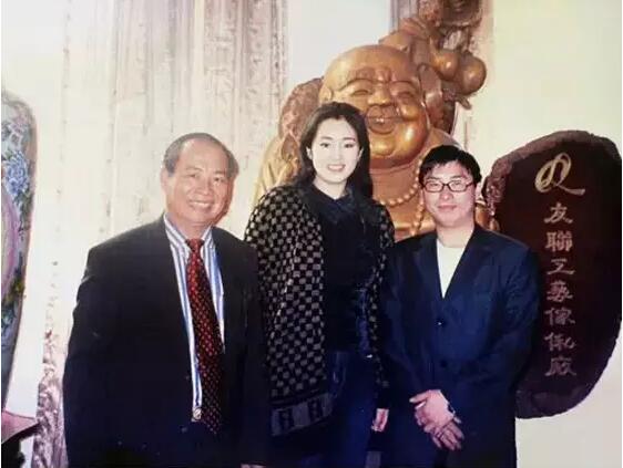 鞏俐在友聯(lián)為家廠合影 鞏俐在友聯(lián)為家廠合影