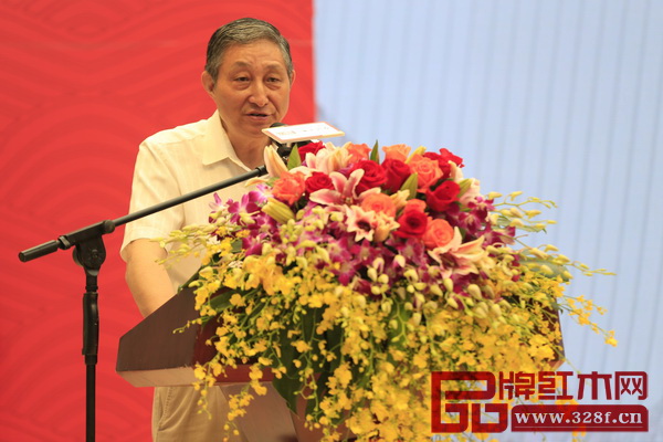 全聯(lián)藝術(shù)紅木家具專業(yè)委員會專家顧問、原故宮博物院文保科技部主任曹靜樓在區(qū)氏臻品明清家具藝術(shù)館開業(yè)典禮上致辭