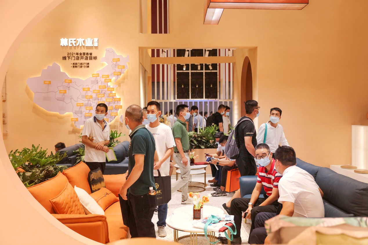 P:\06 品牌部\01 品牌戰(zhàn)略部\08-品牌公關(guān)\2021年\月度公關(guān)內(nèi)容\7月\稿件5 林氏木業(yè)首秀中國建博會(huì)，綜合新業(yè)態(tài)熱浪來襲\配圖\d3b6760ed1d1c759ce6951ed696d9a06_.jpg