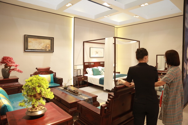 美聯(lián)紅木展館現(xiàn)場(chǎng)，經(jīng)銷商現(xiàn)場(chǎng)咨詢加盟